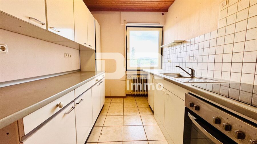 Hochwertiges 1-2 Familienhaus mit großem Garten in erhobener Ortsrandlage mit Panoramablick - EG Küche mit Einbauküche